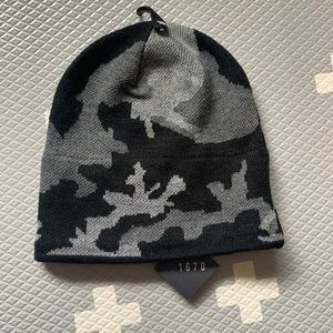 BNWT 1672 Black camo toque hat